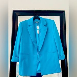 Never worn, slightly oversized boyfriend blazer. Tags still on!